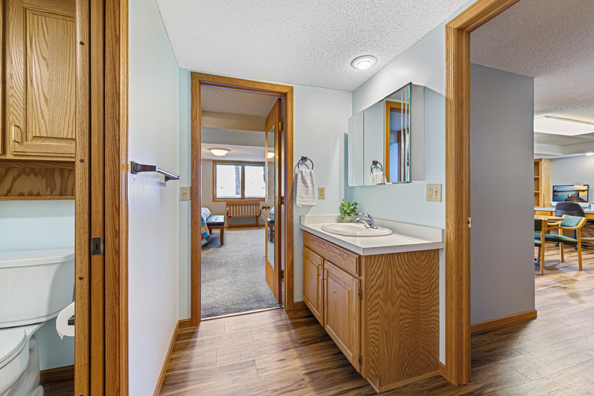 1424 Wellington Crescent