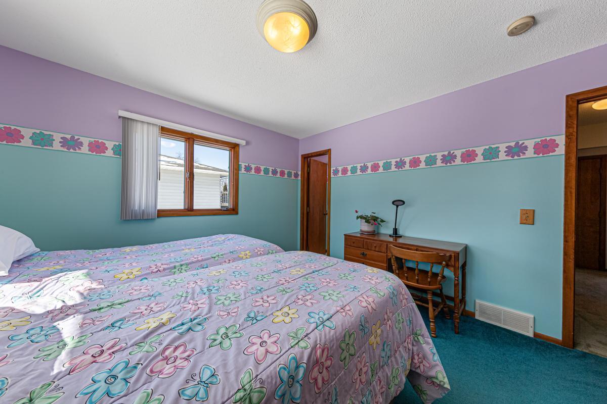 1424 Wellington Crescent