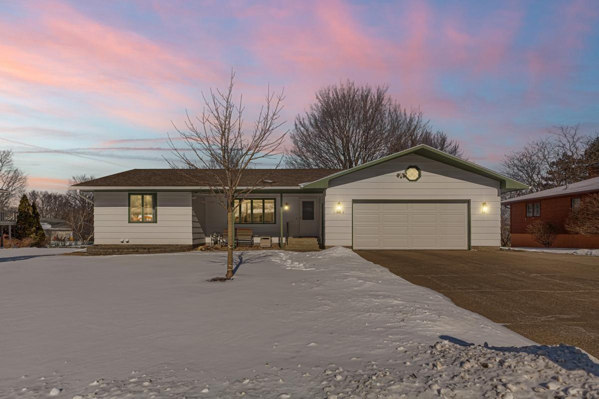 1424 Wellington Crescent