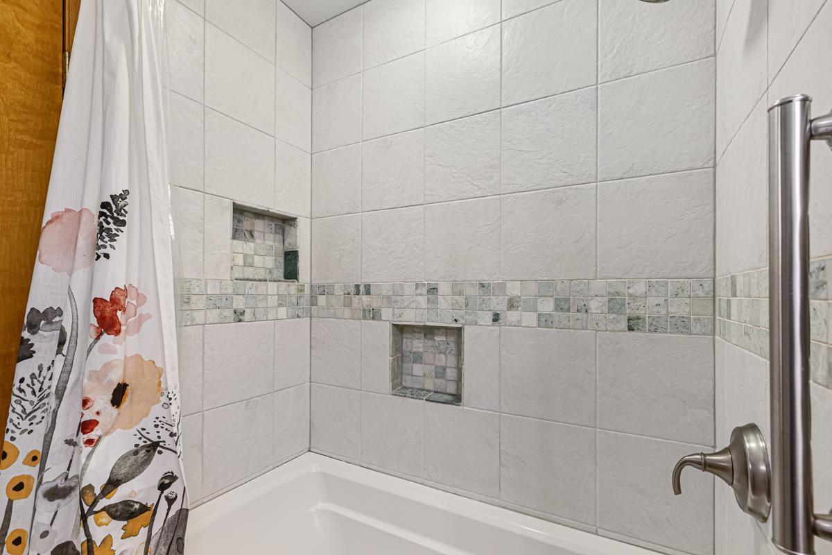 1424 Wellington Crescent