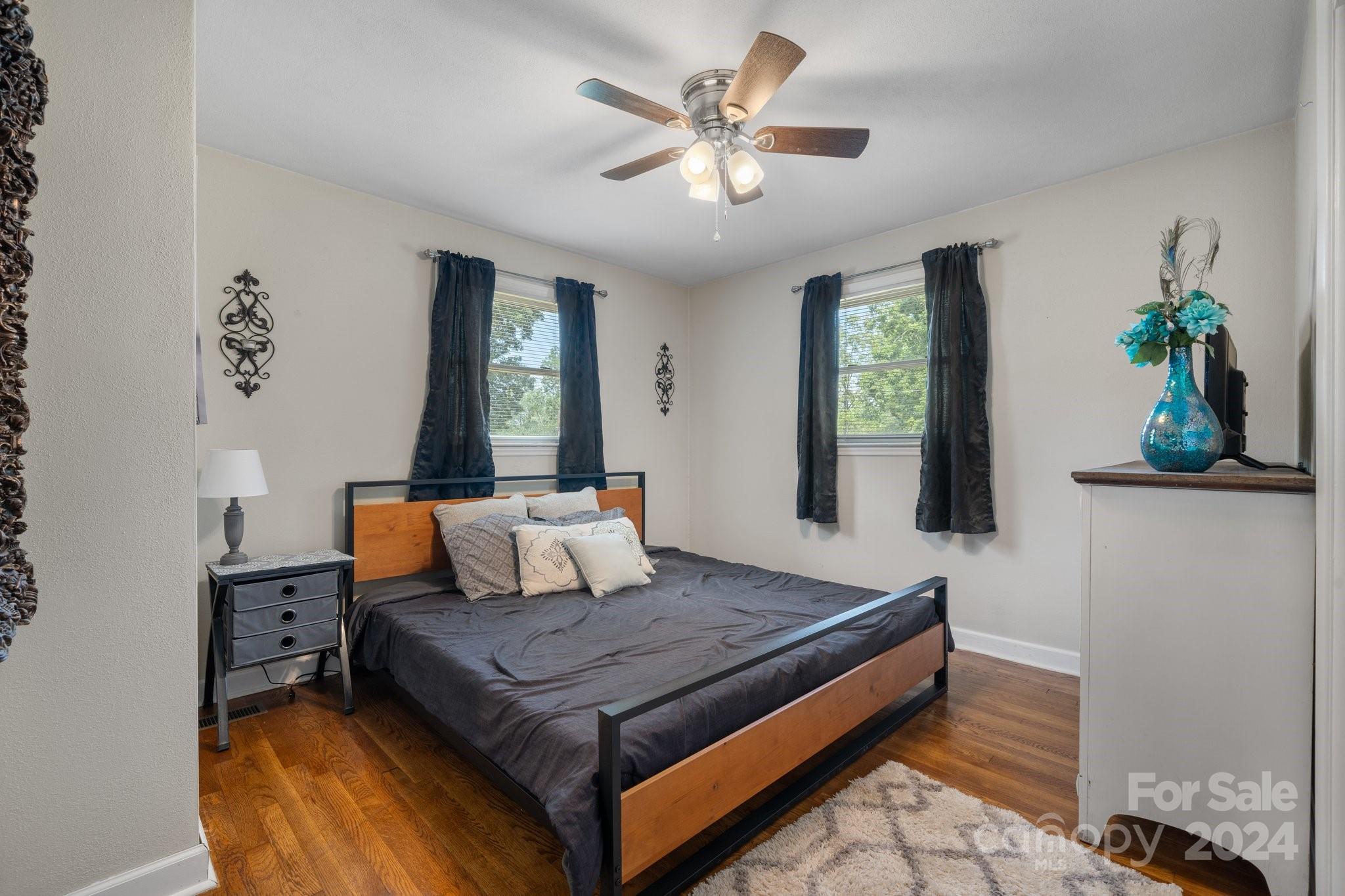 1225 33rd Street Lane NE