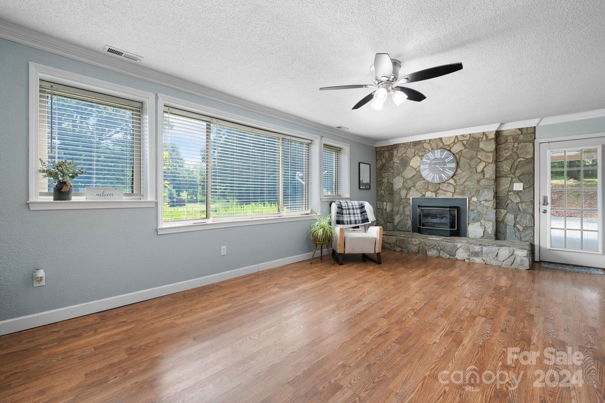 1225 33rd Street Lane NE