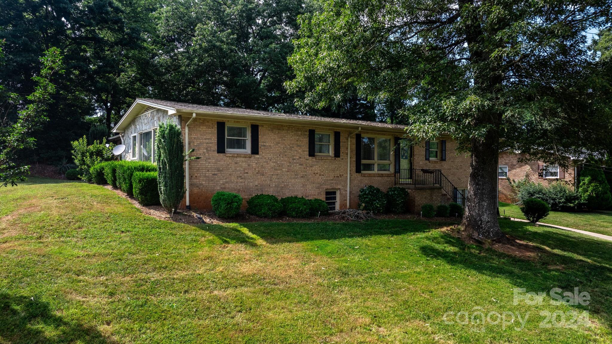 1225 33rd Street Lane NE