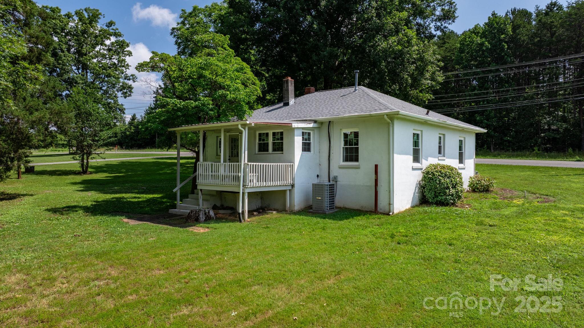 921 Spencer Road NE