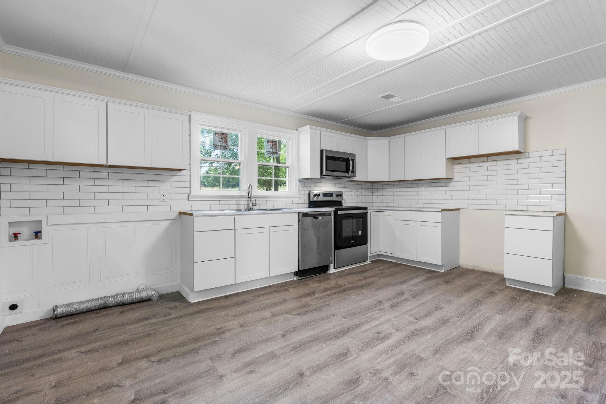 921 Spencer Road NE