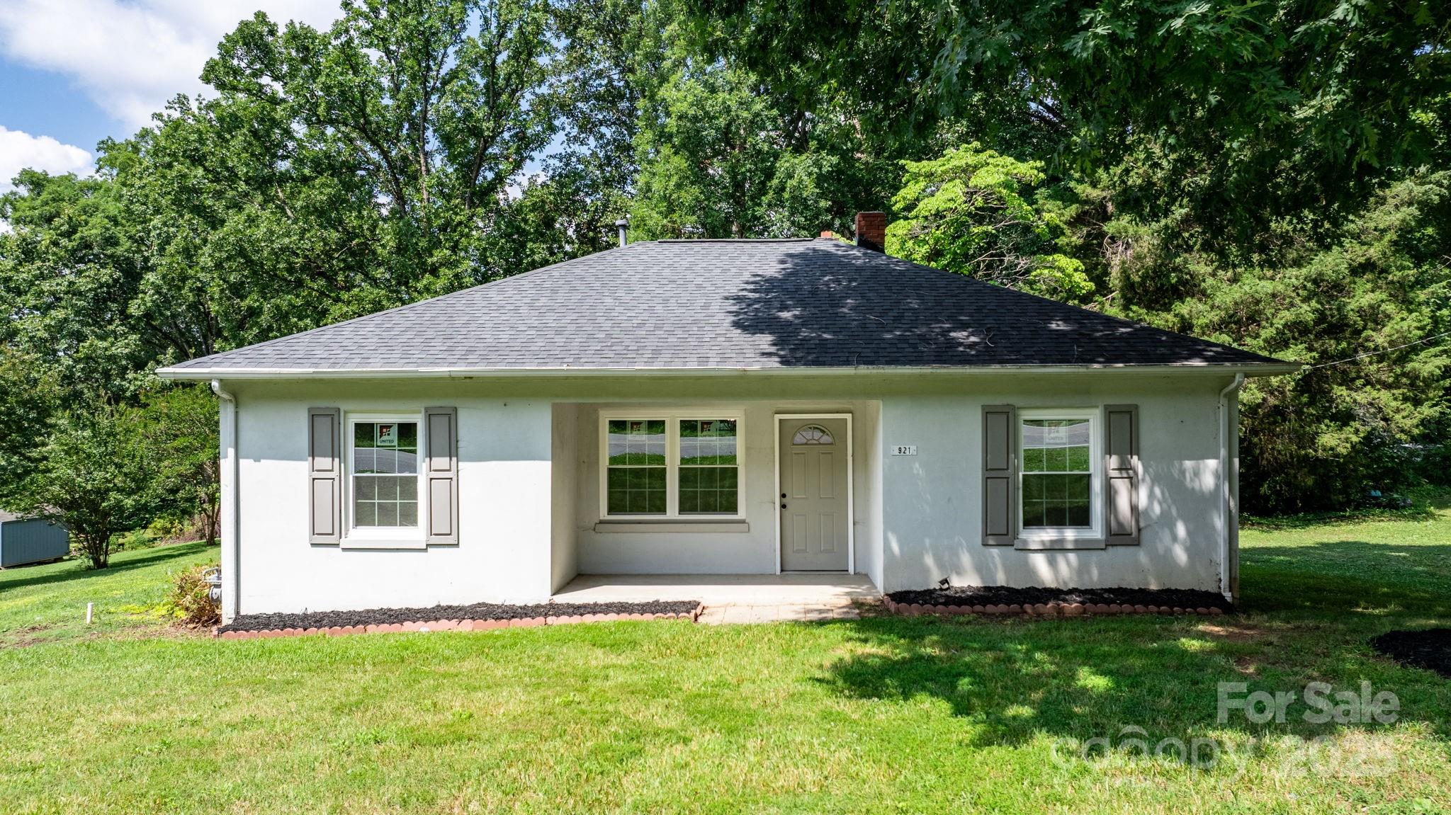 921 Spencer Road NE