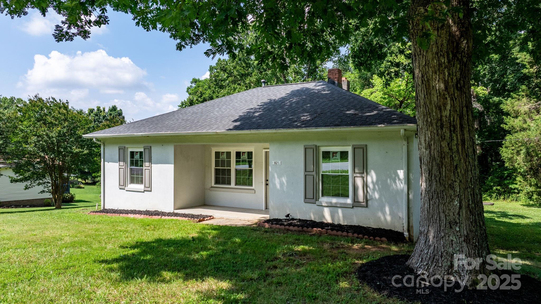 921 Spencer Road NE