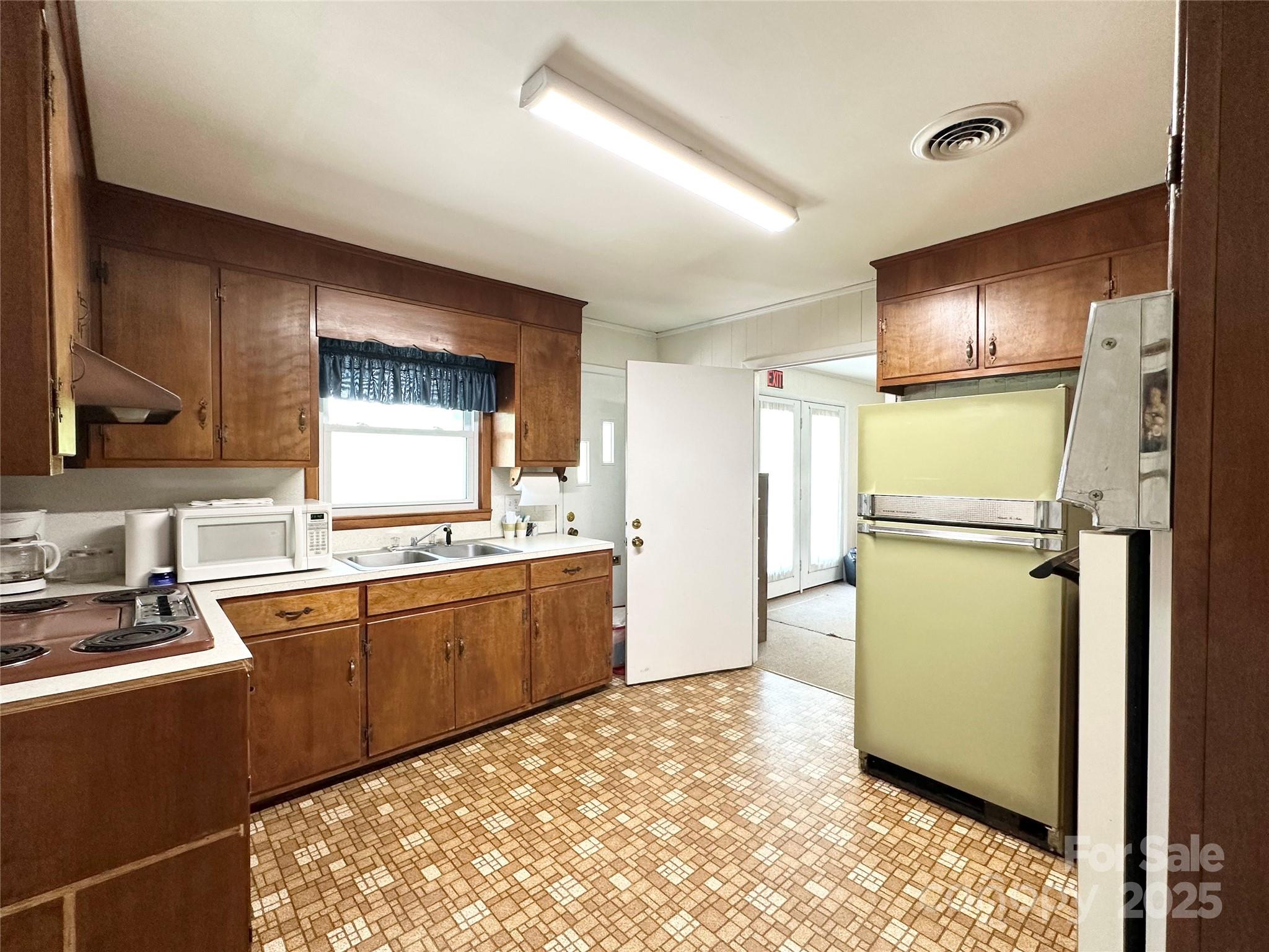 1586 Echo Drive