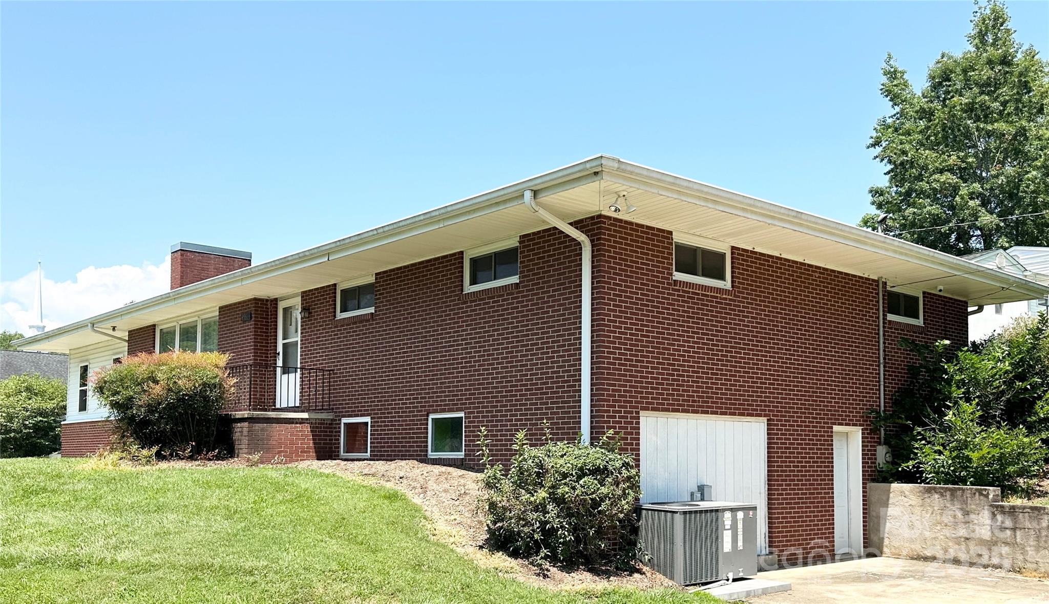 1586 Echo Drive
