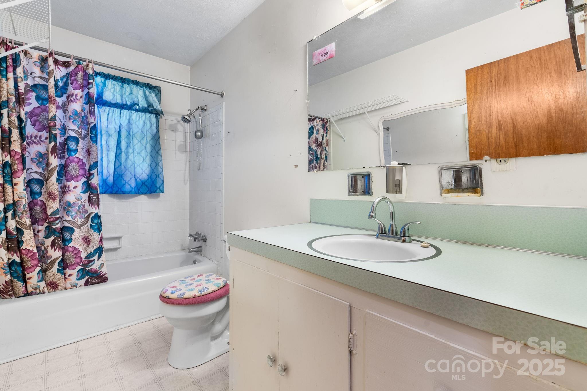 202 Edgewood Circle