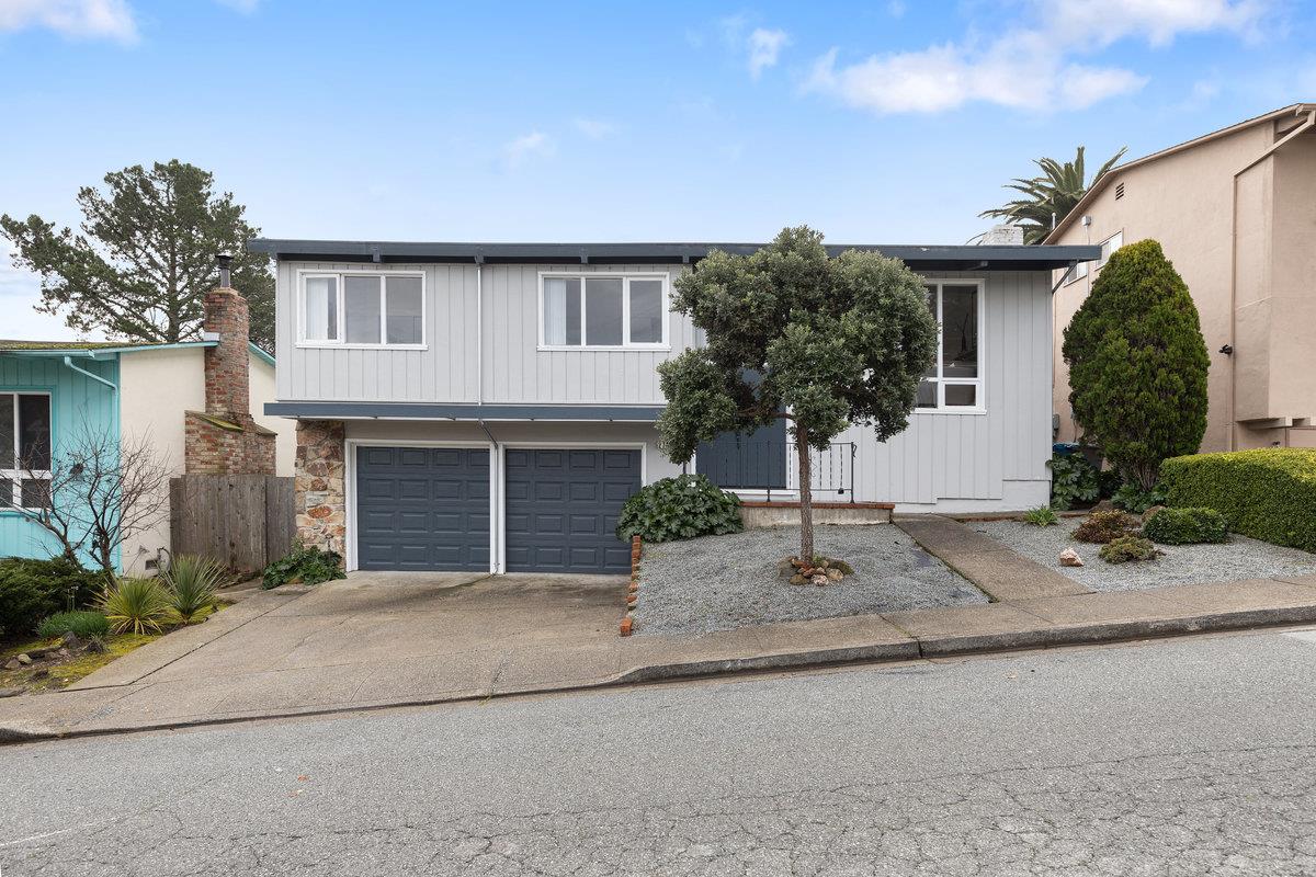 2741 Ridgeway Avenue