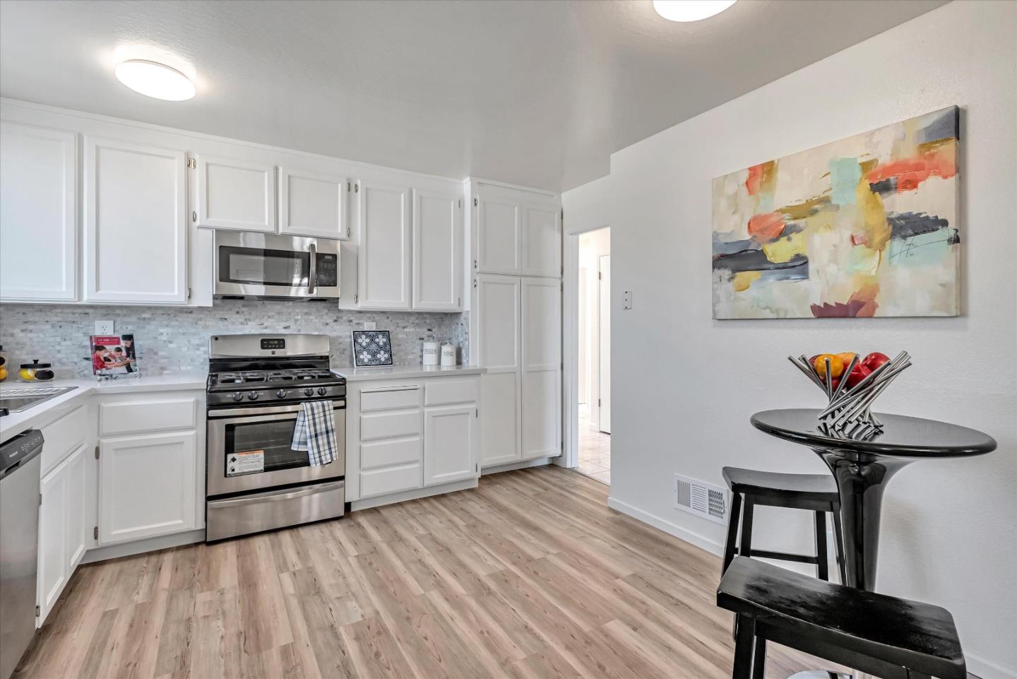 10 Cobblestone SQ