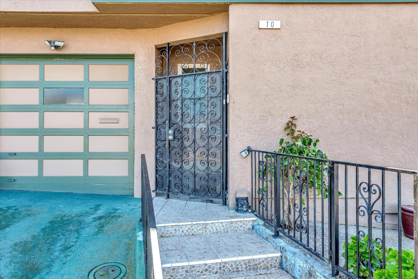 10 Cobblestone SQ