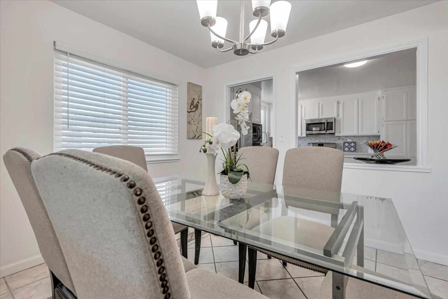 10 Cobblestone SQ