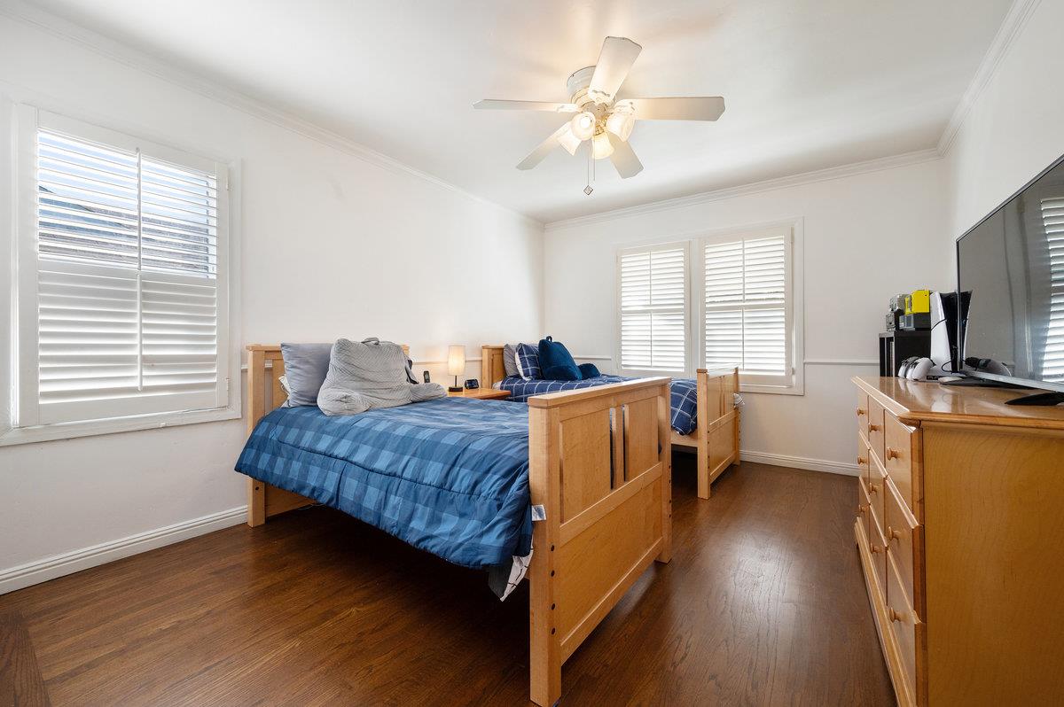 568 Oak AVE