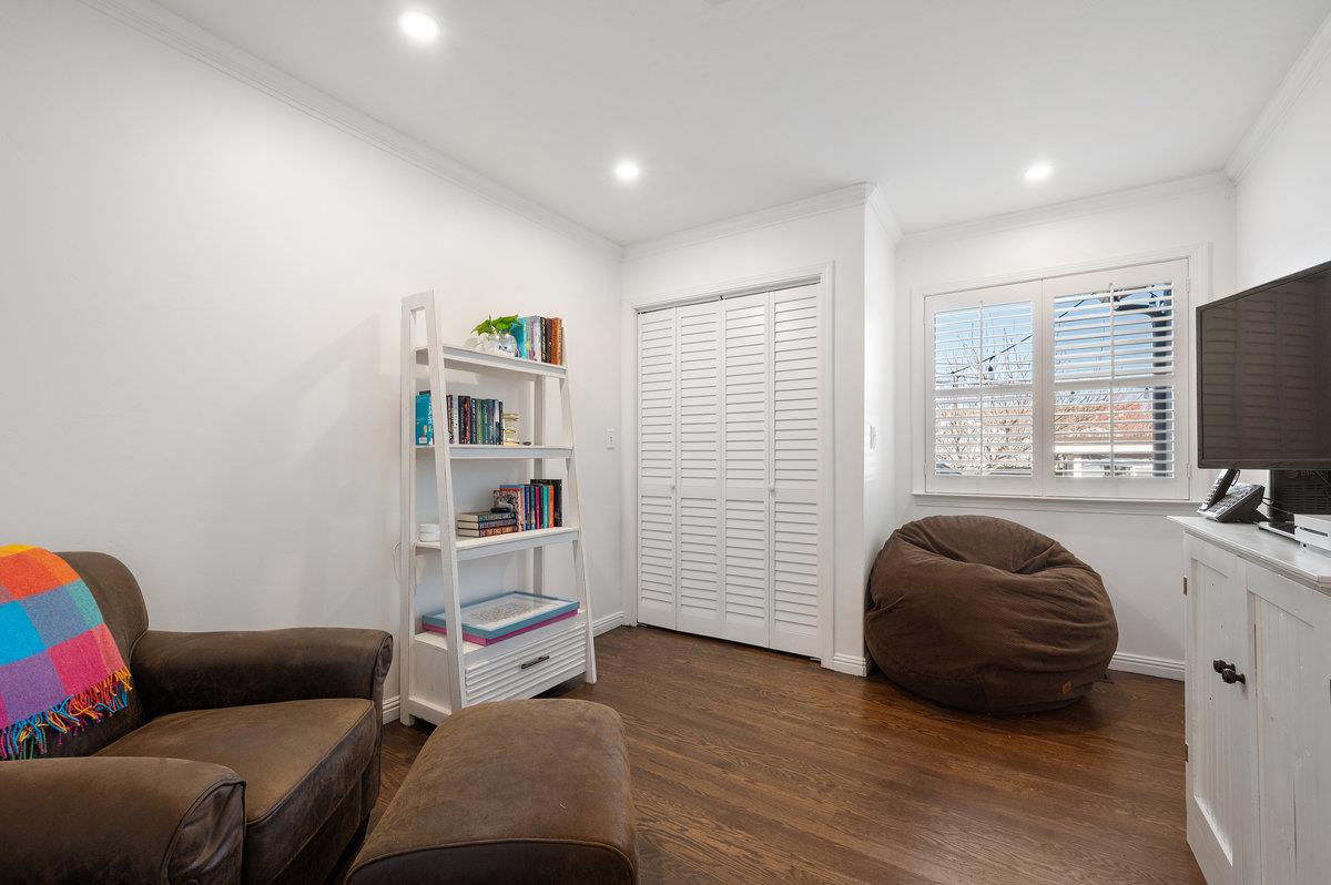568 Oak AVE