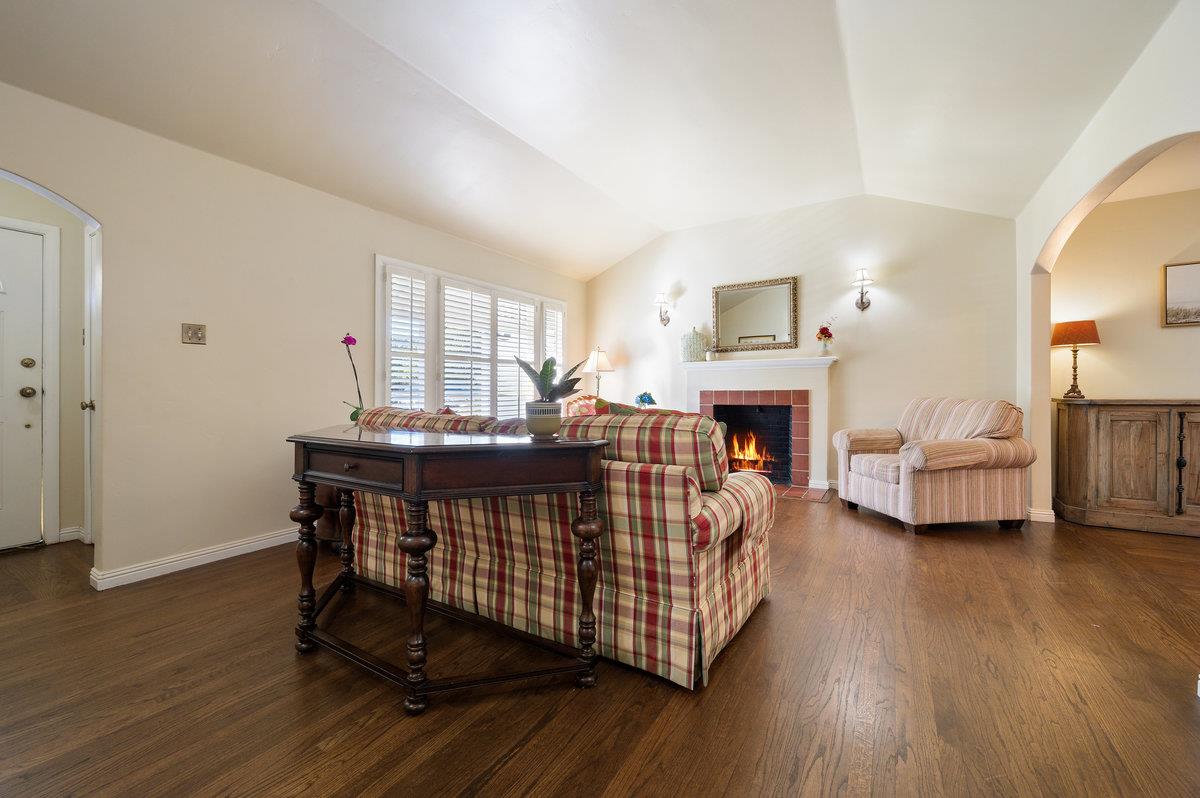 568 Oak AVE