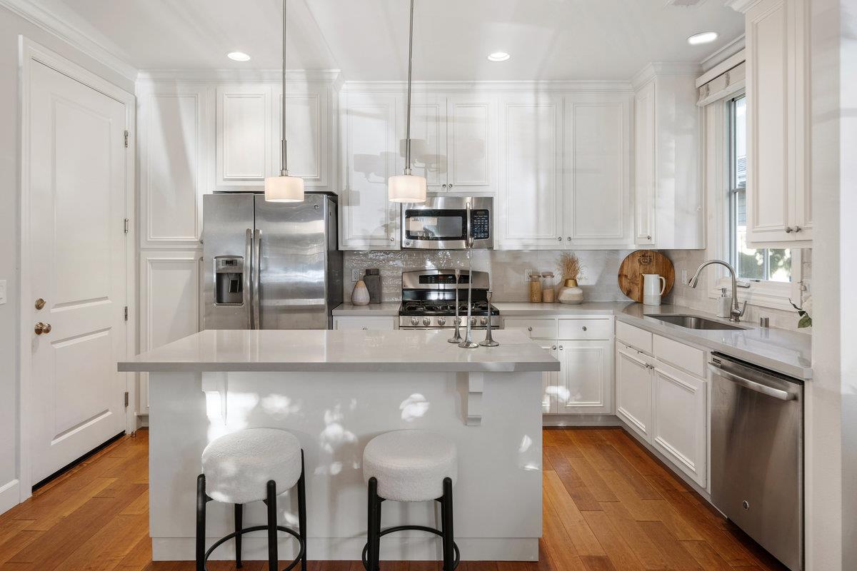 1587 Kentfield Avenue