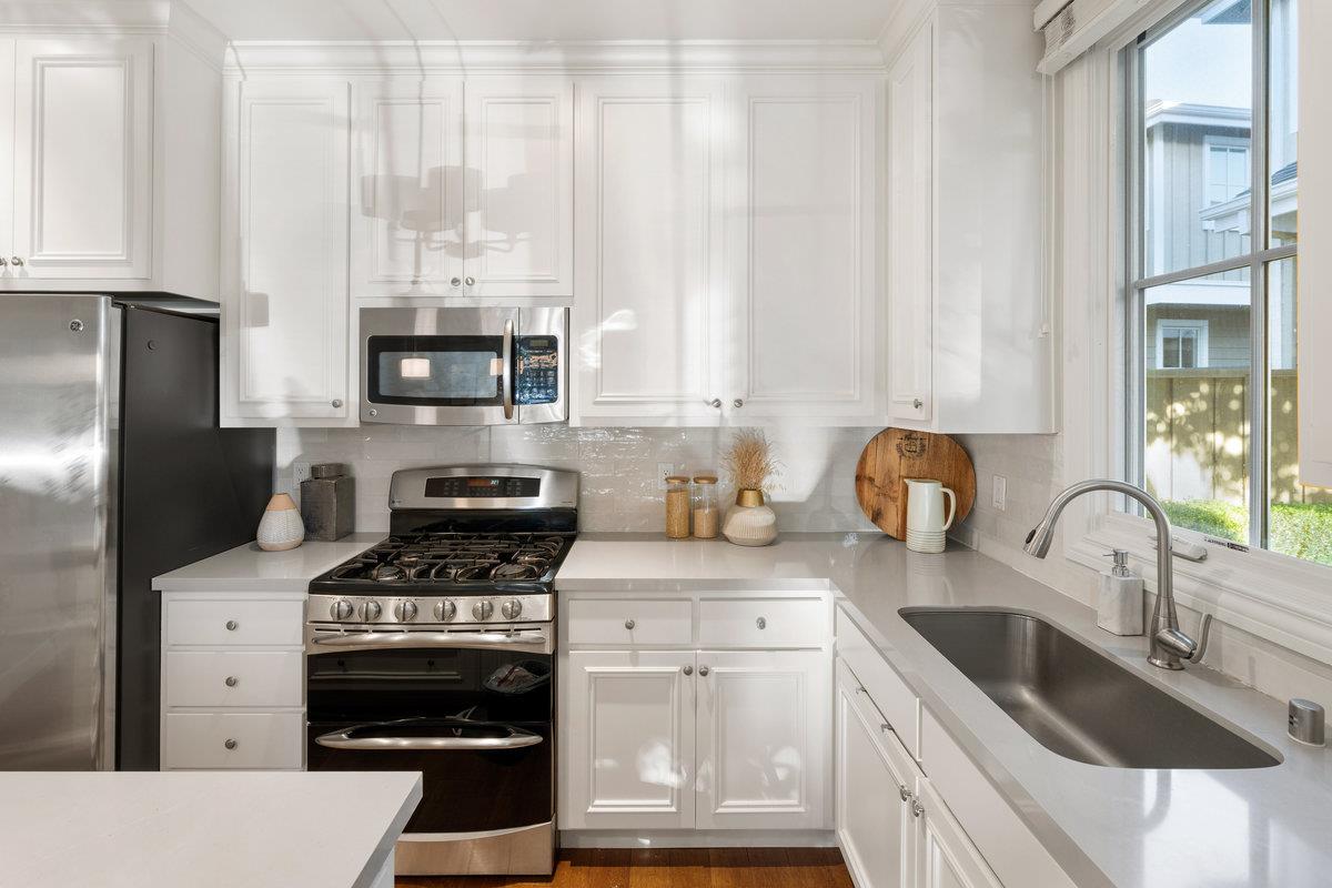 1587 Kentfield Avenue