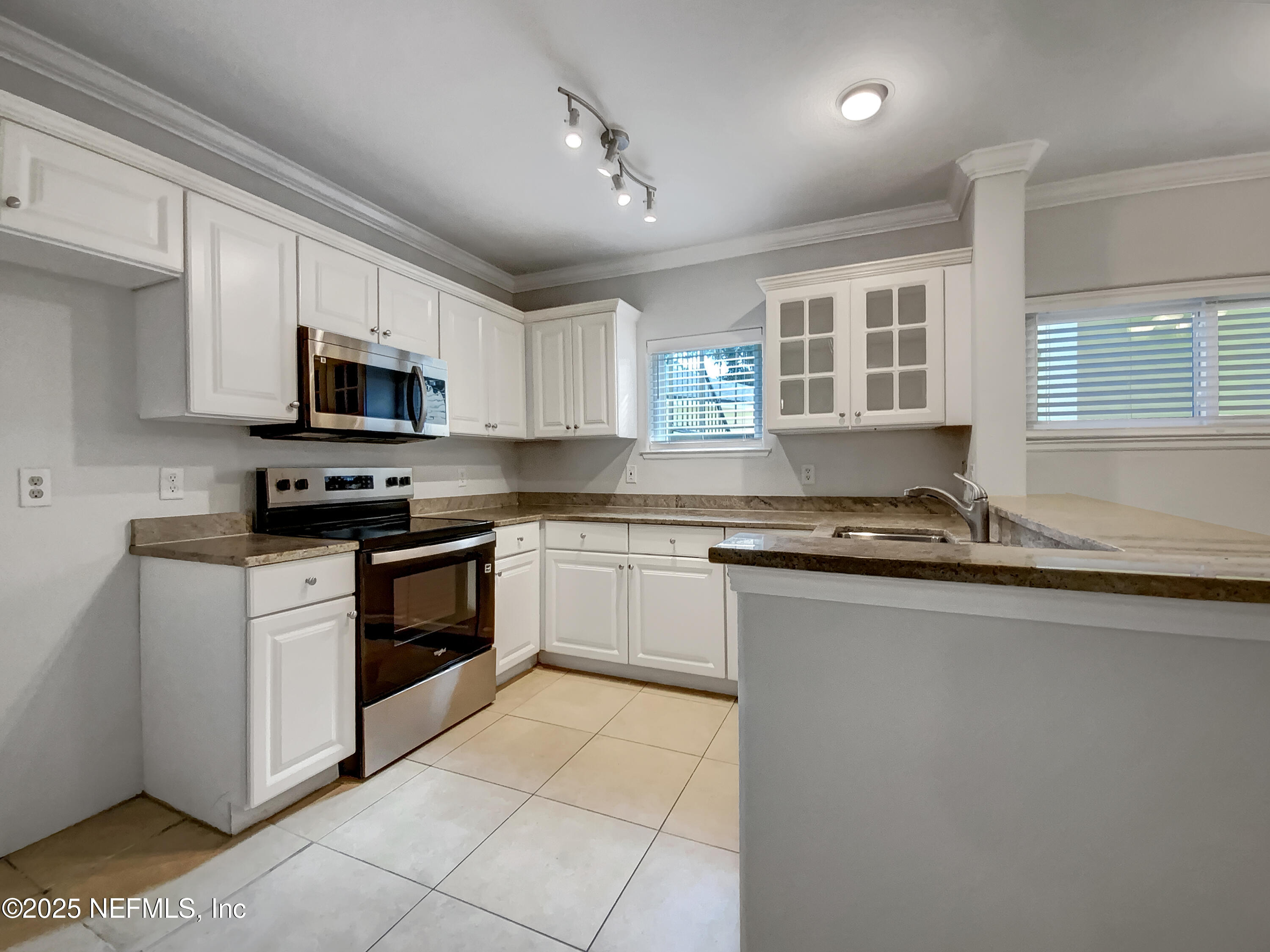 1800 THE GREENS Way 511