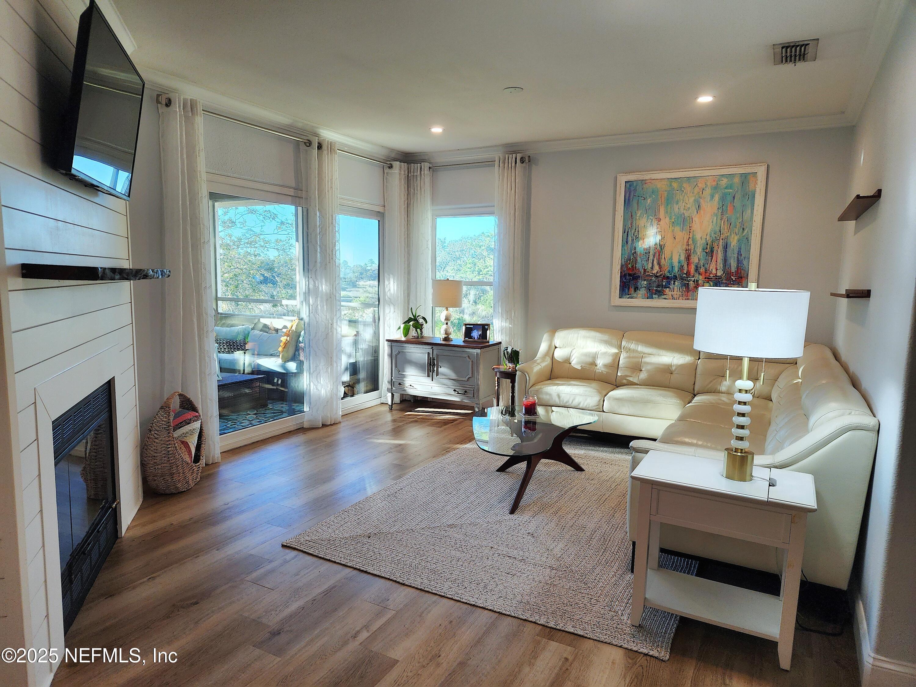 1800 THE GREENS Way 1004