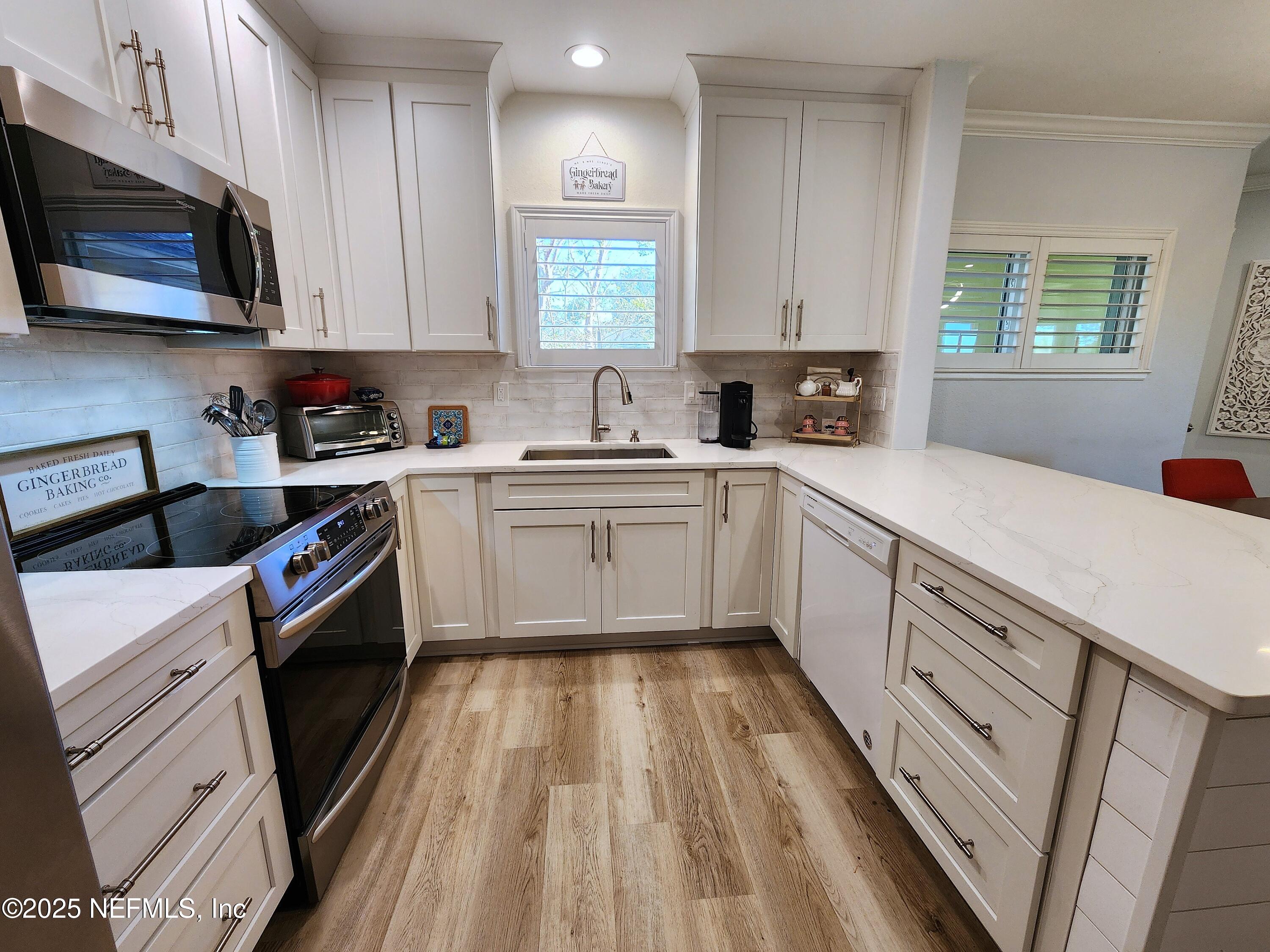 1800 THE GREENS Way 1004