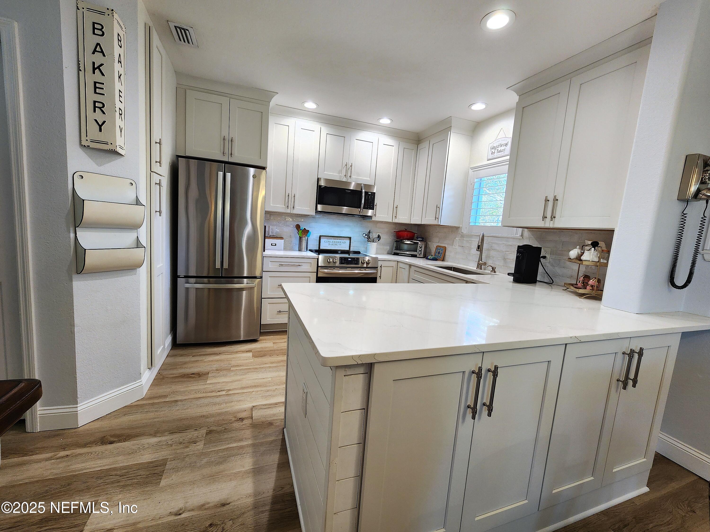 1800 THE GREENS Way 1004