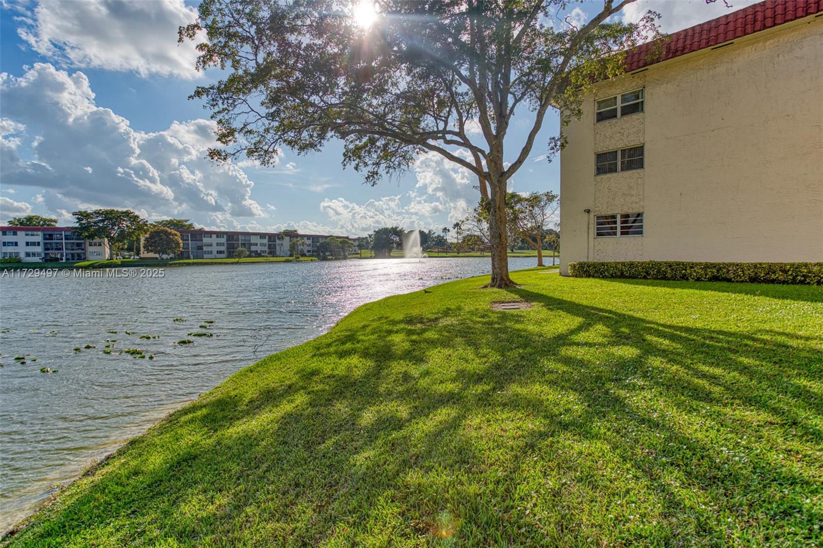 9400 N Hollybrook Lake Dr # 303