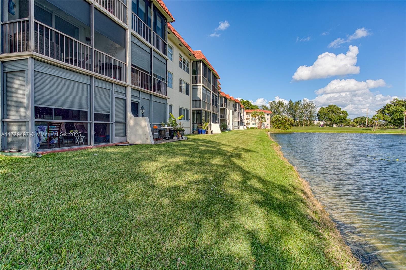 9400 N Hollybrook Lake Dr # 303