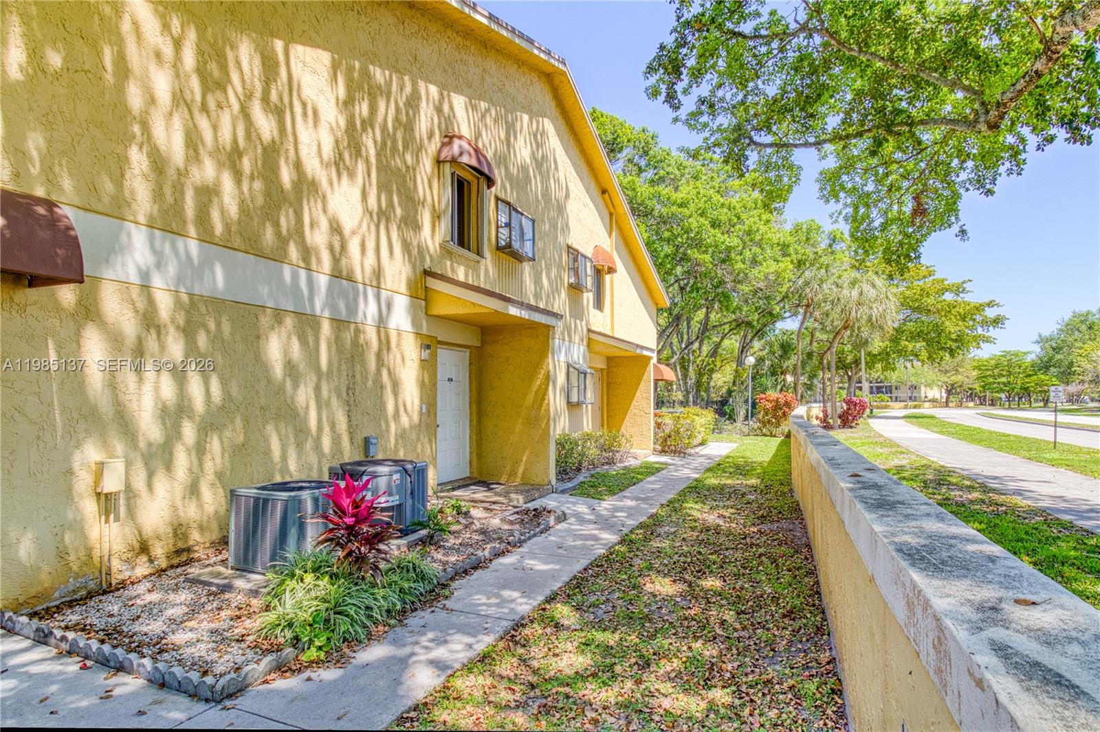 3095 N Oakland Forest Dr # 104