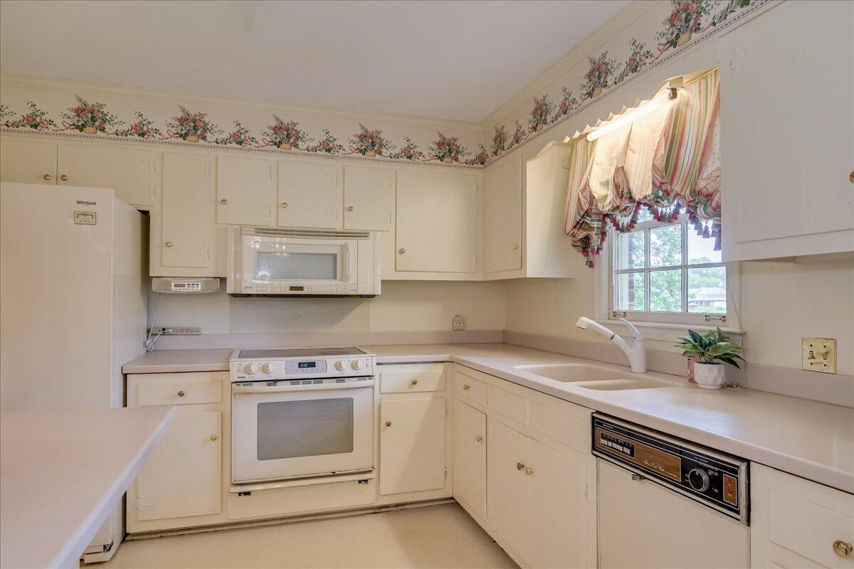 114 LAKE BLUFF Drive