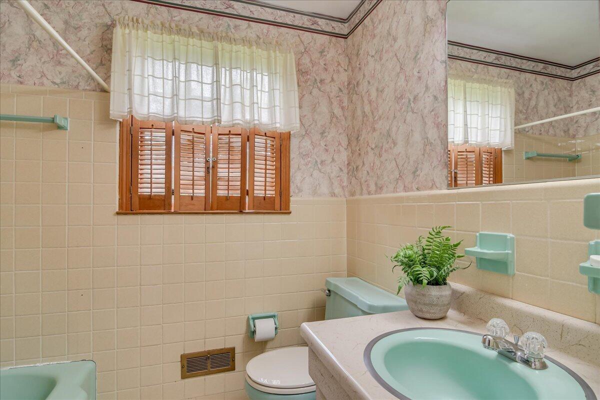 114 LAKE BLUFF Drive