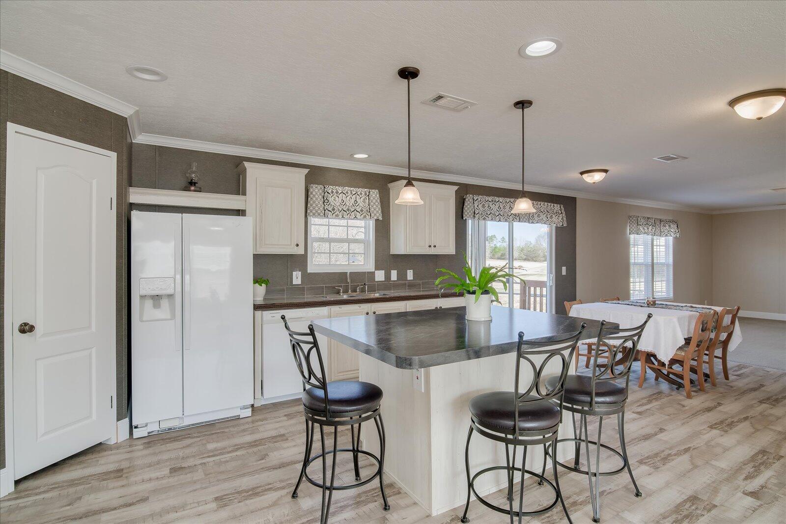 1084 W FOUR POINTS Road