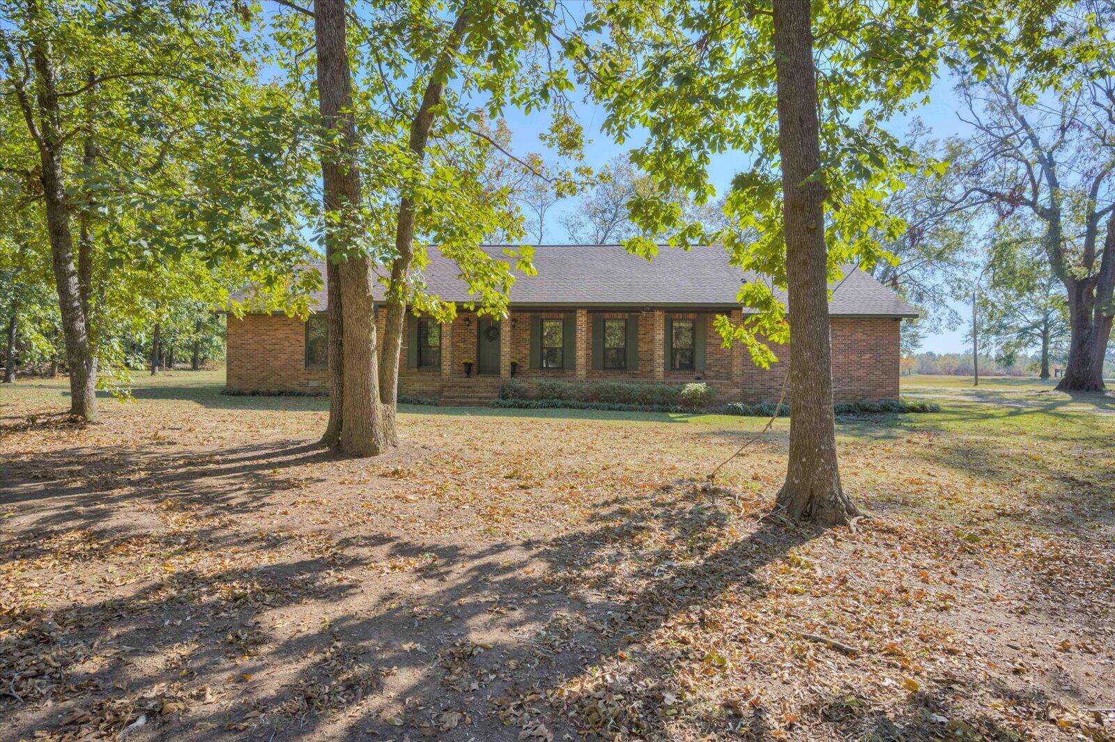 100 TENNIS COURT Circle