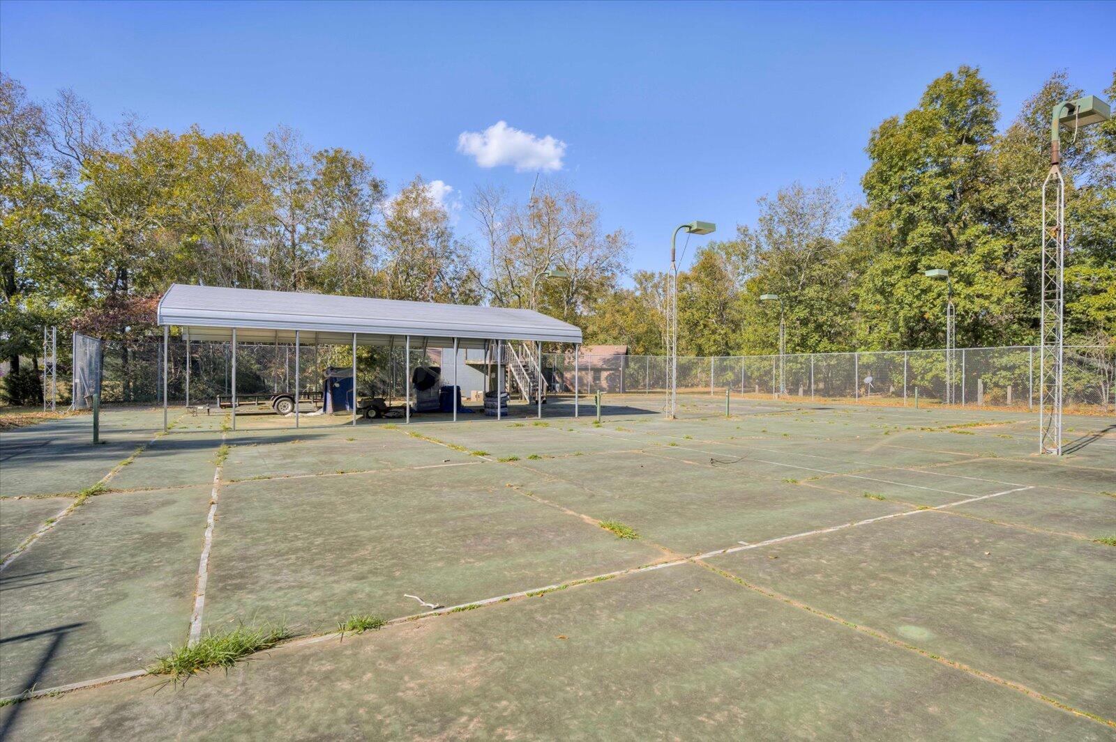 100 TENNIS COURT Circle