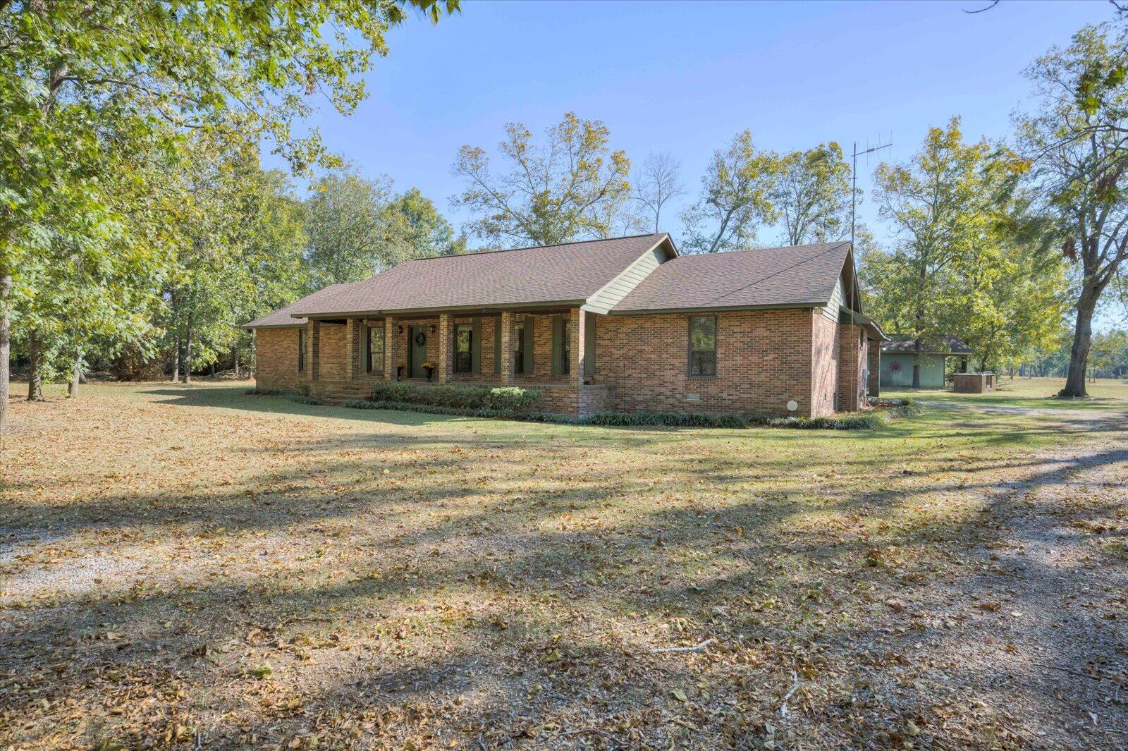 100 TENNIS COURT Circle