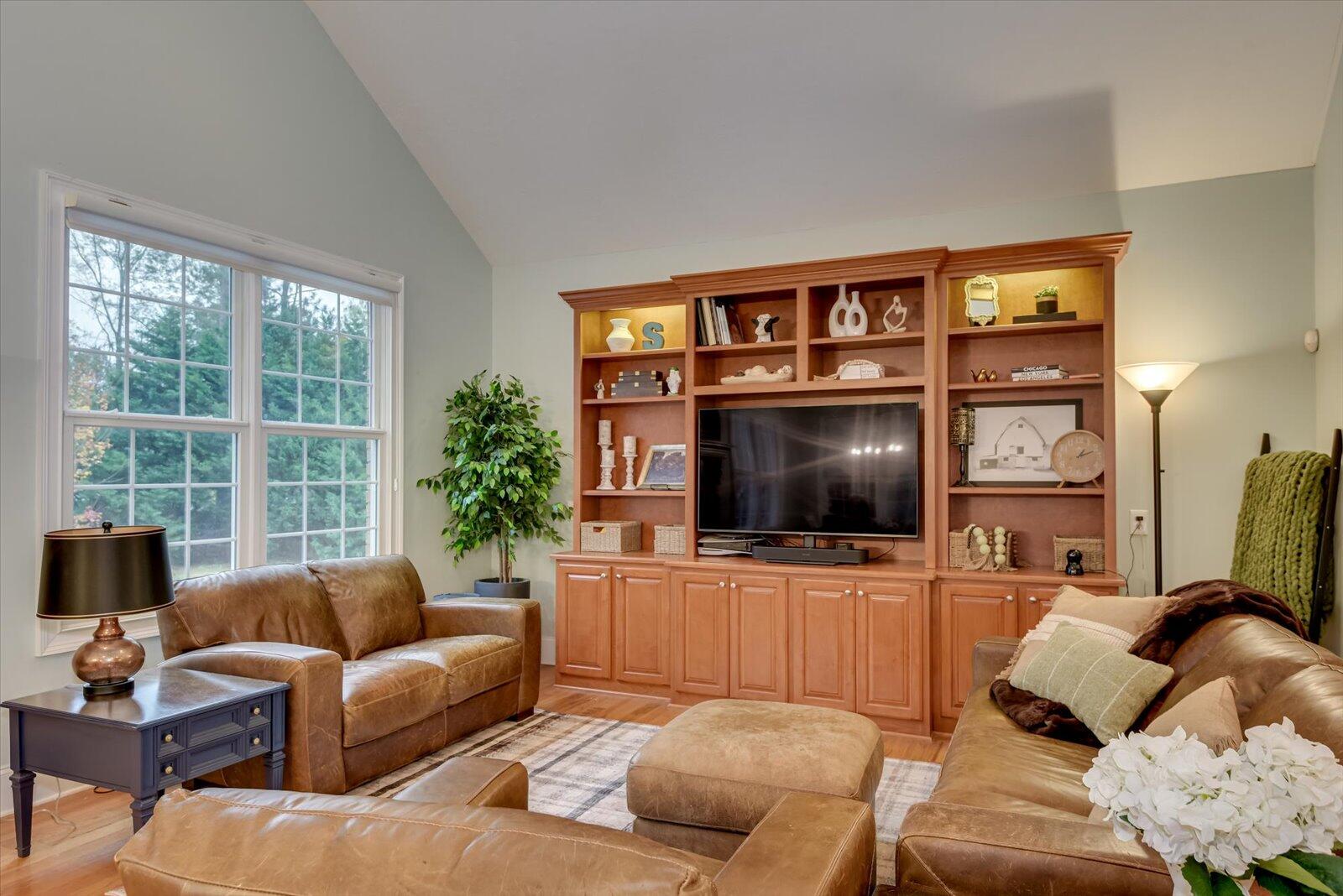 218 CRESTRIDGE Drive