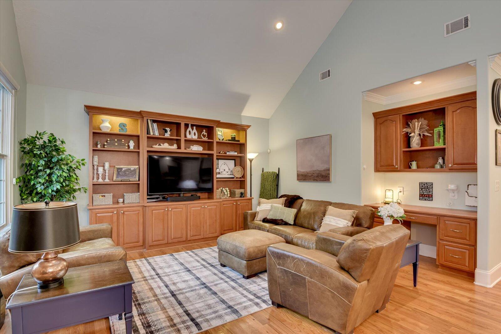 218 CRESTRIDGE Drive