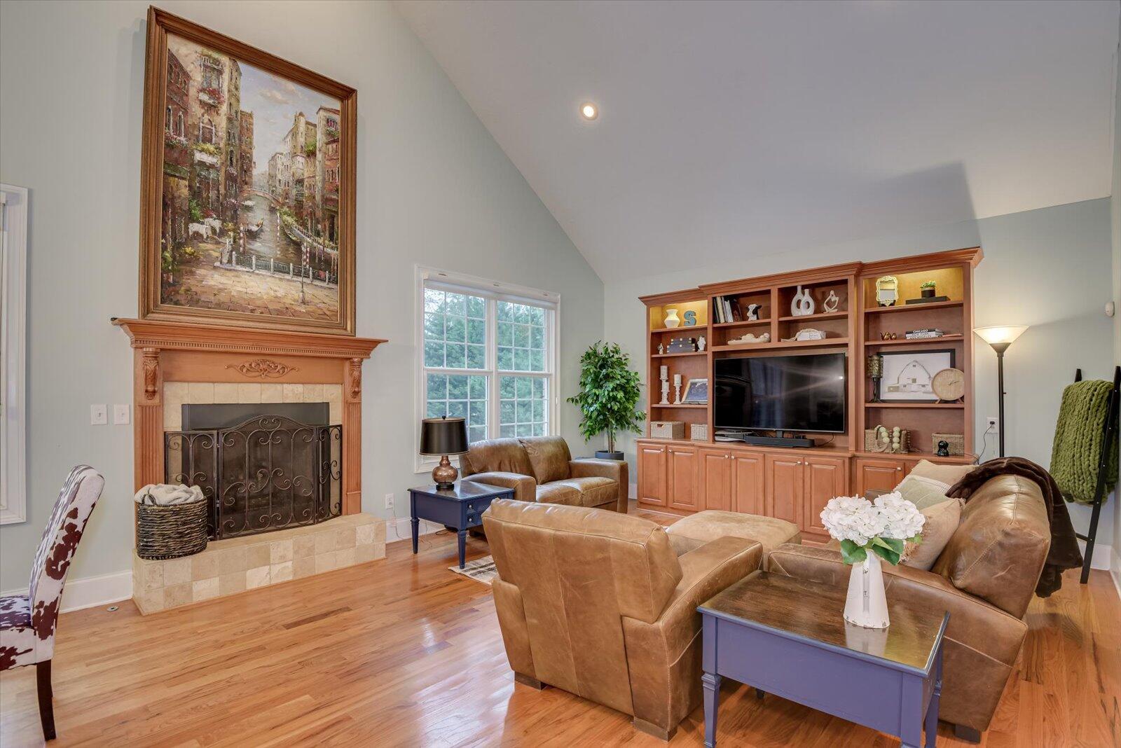 218 CRESTRIDGE Drive