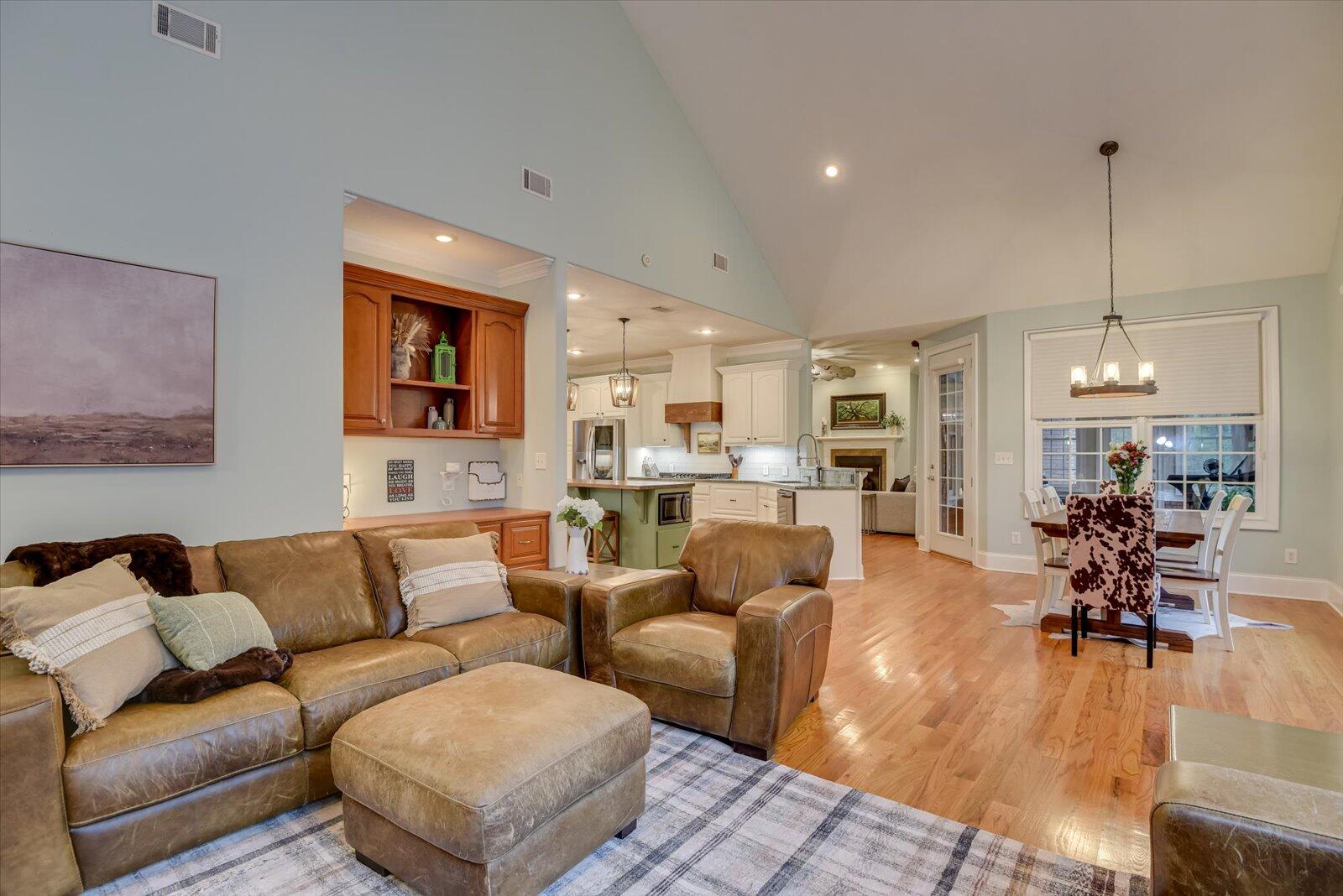 218 CRESTRIDGE Drive