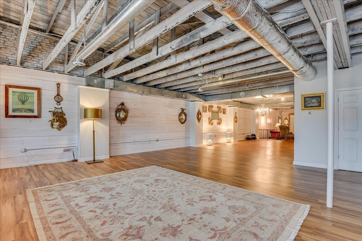 114 W 6TH Street