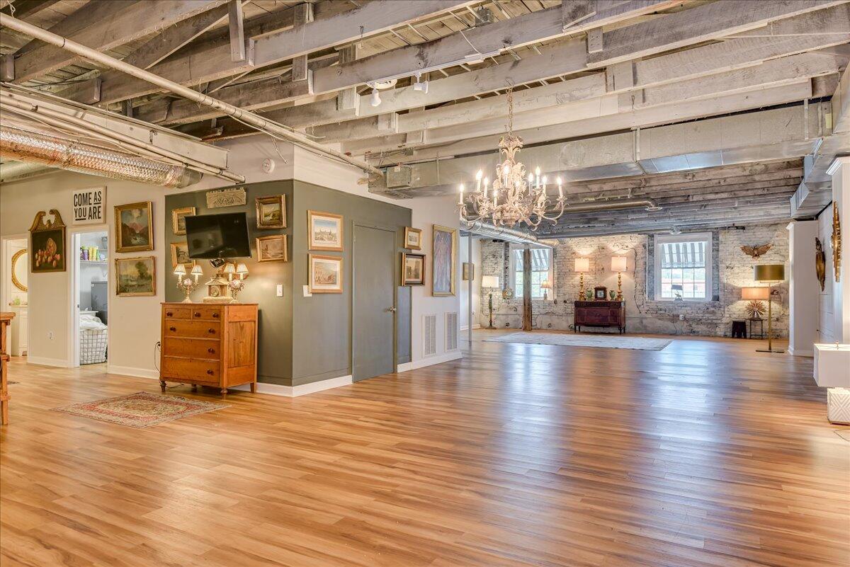 114 W 6TH Street