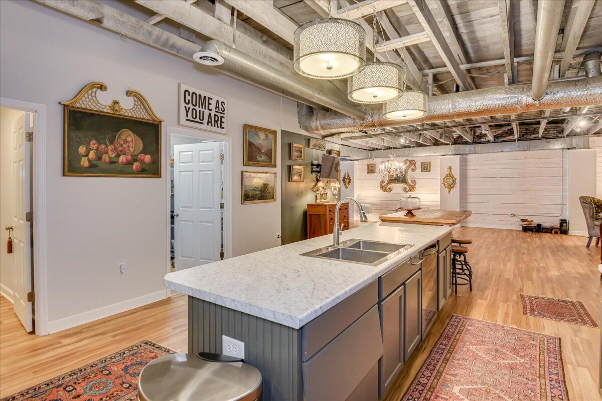 114 W 6TH Street
