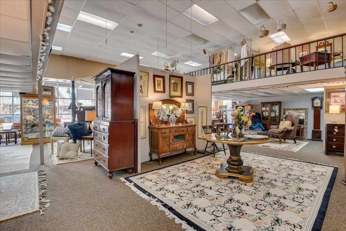 114 W 6TH Street