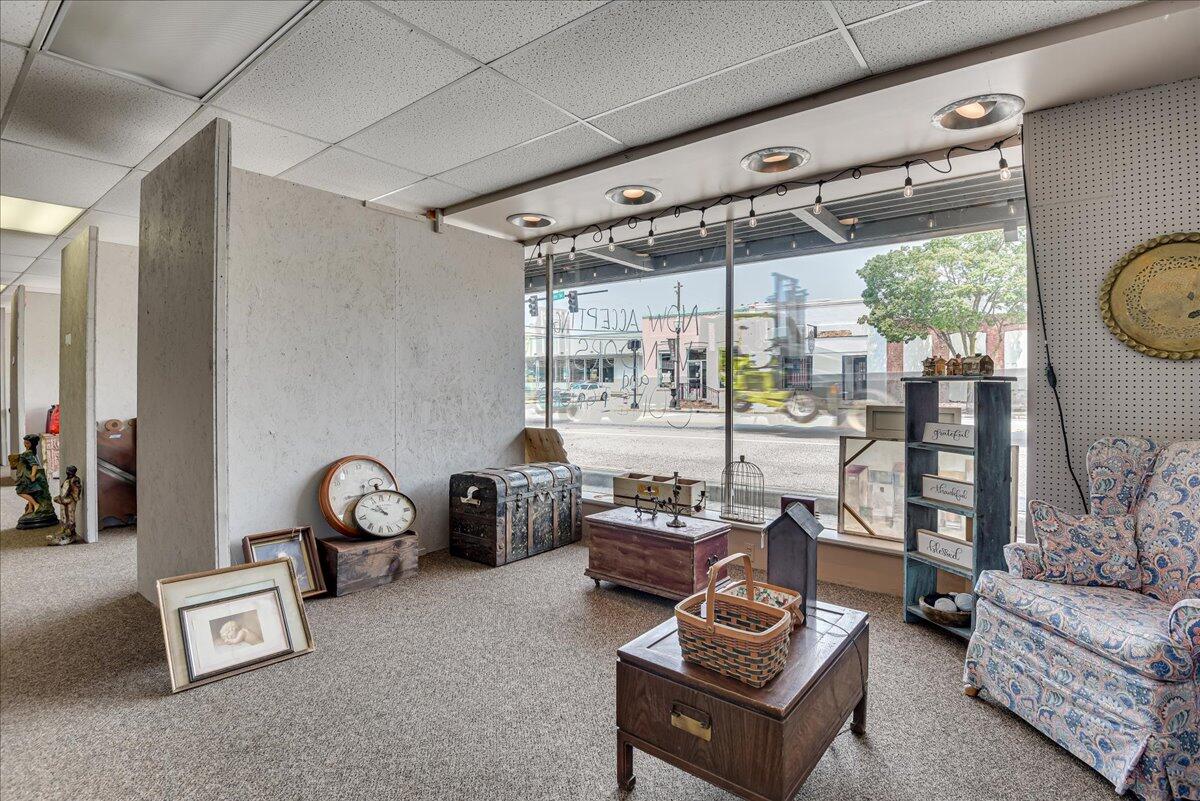 114 W 6TH Street