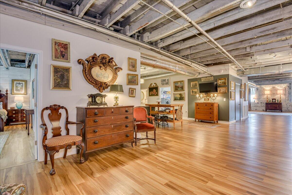 114 W 6TH Street
