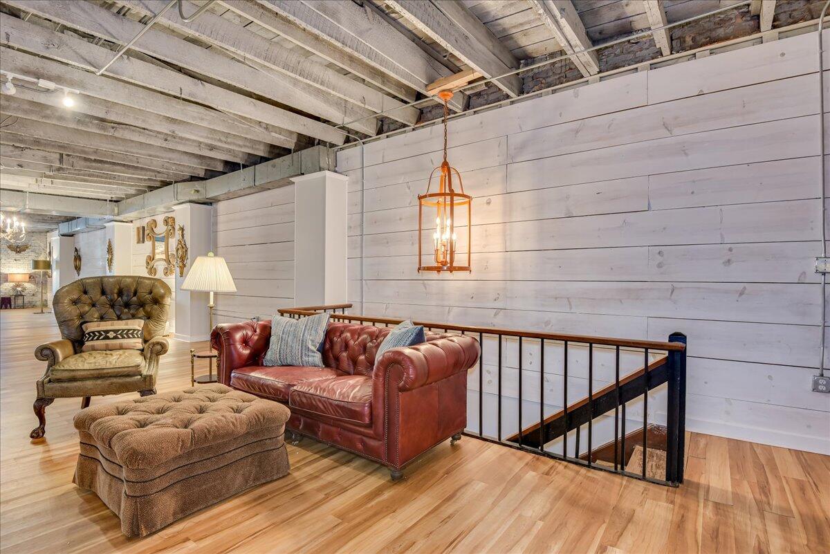 114 W 6TH Street