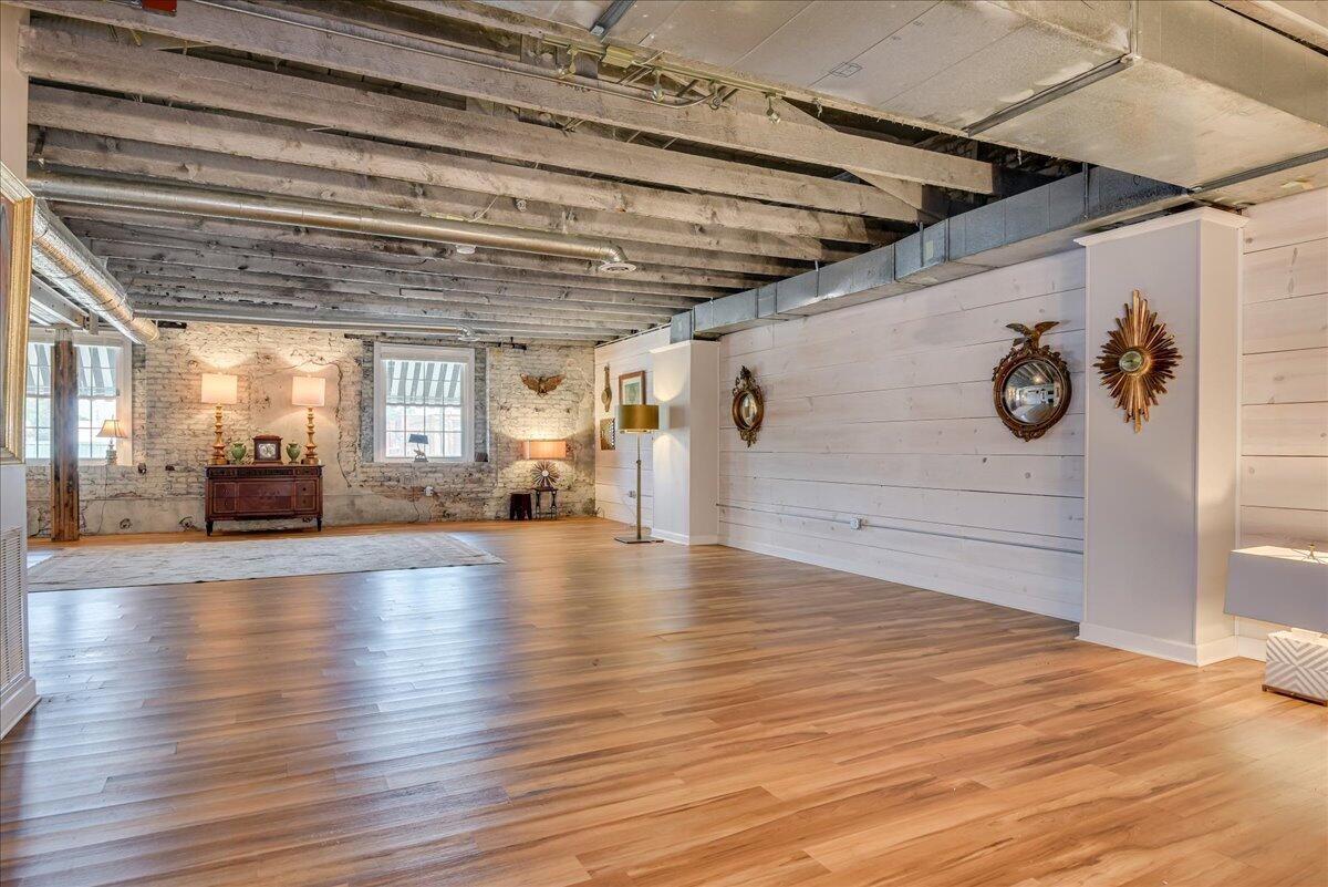 114 W 6TH Street