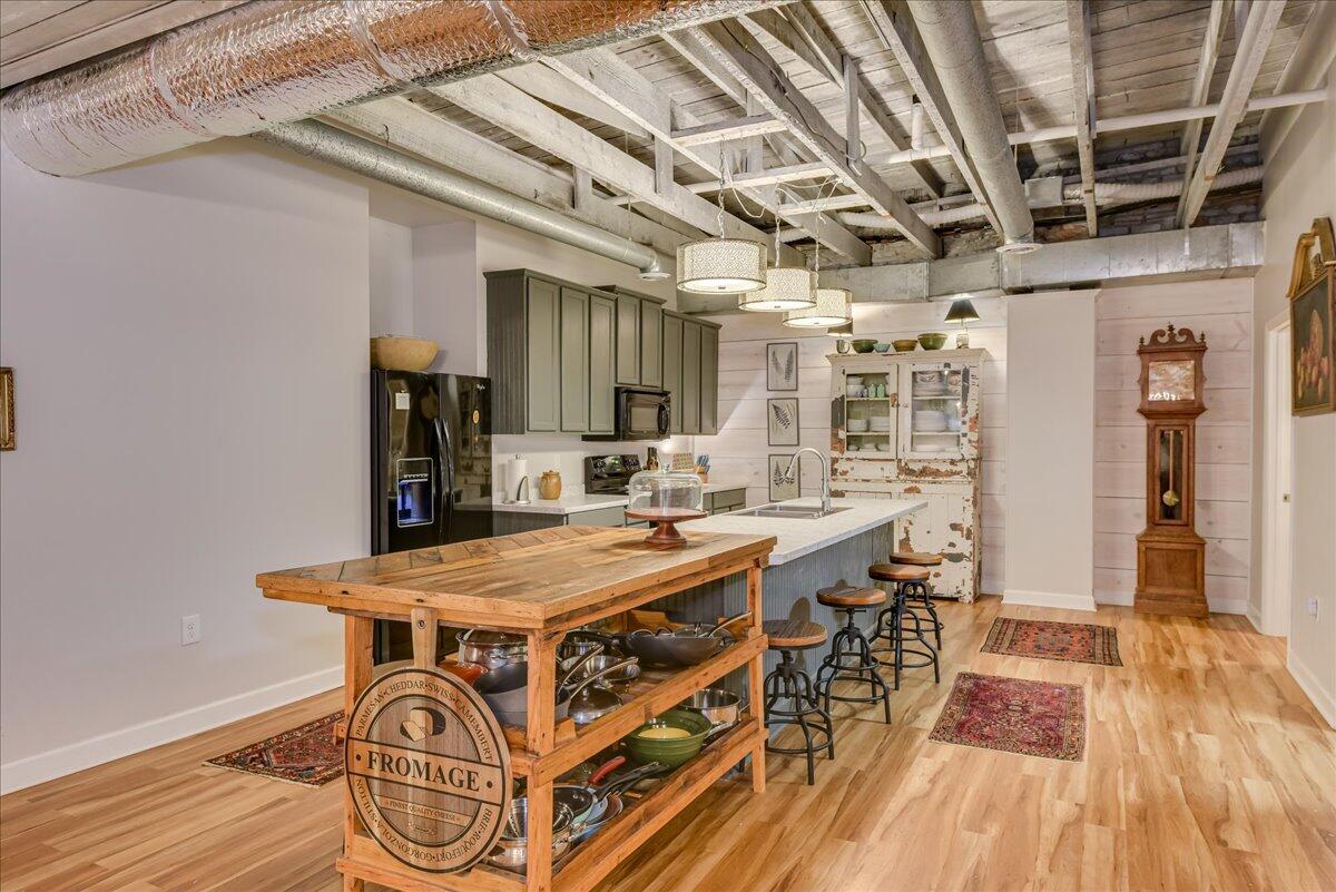 114 W 6TH Street
