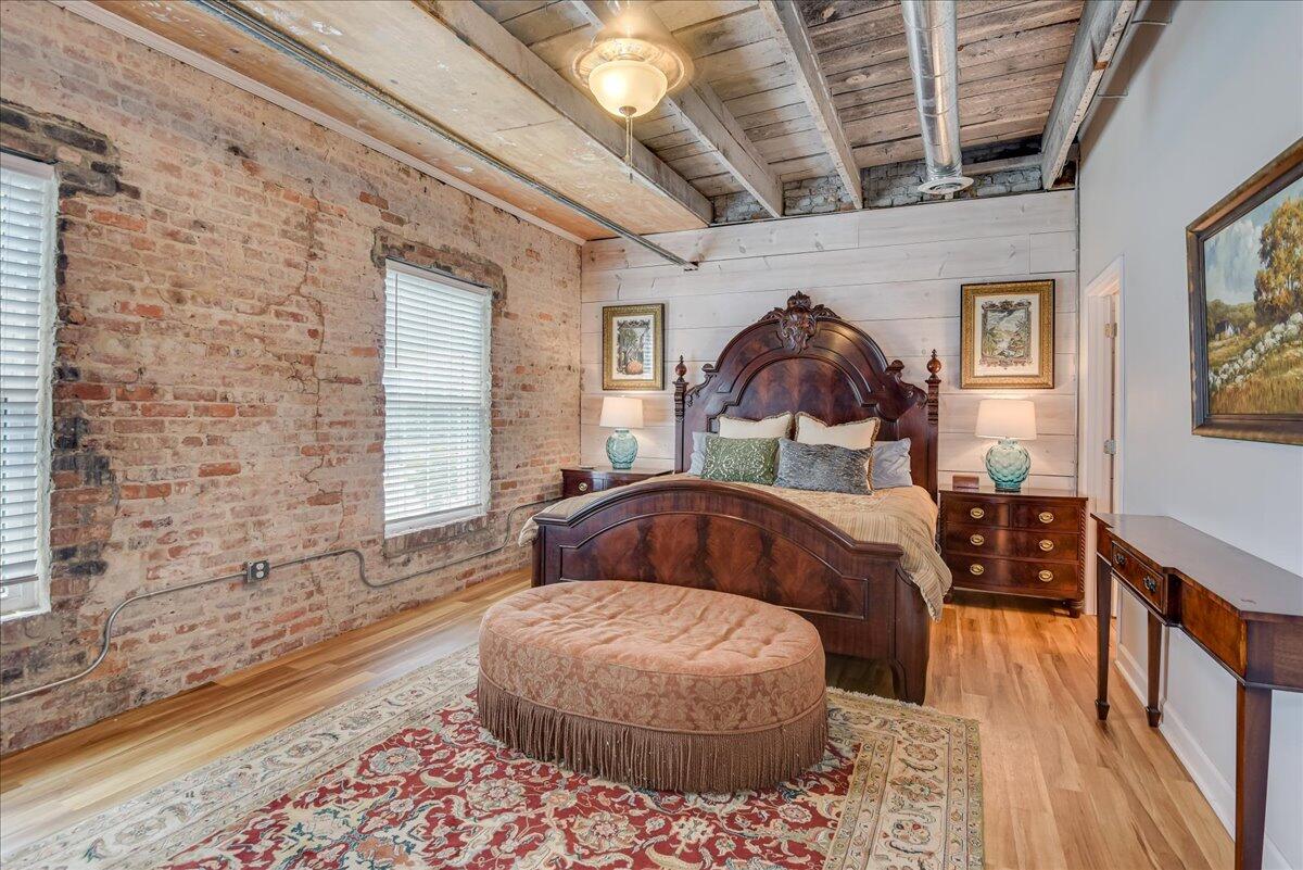 114 W 6TH Street
